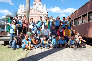 01-2c2ba-curso-de-video-para-comunidade-escolar-mariana Os alunos e professores do 2º Curso de Vídeo em Educação Patrimonial para Comunidade Escolar com a equipe do Vale Registrar no dia 23 de maio de 2011, na plataforma da Estação Ferroviária de Mariana.
