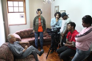 01-3c2bacursovpcjovens Os alunos do 3º Curso de Vídeo sobre Patrimônio Cultural para Jovens gravam o depoimento do senhor Frederico Ozanan, para a produção do vídeo “Vale a Pena ser Lembrando”. Local: Rua Dom Viçoso - Bairro Centro - Mariana Data: 03.10.11 Foto: Marcello Nicolato
