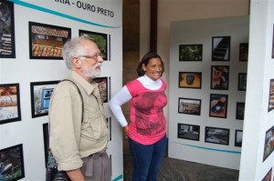 01-dimas-guedes O fotógrafo Dimas Guedes participa da abertura da Exposição Fotográfica na Plataforma da Estação Ferroviária de Ouro Preto. Foto: Marcelo Nicollato