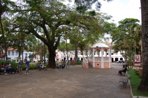 01-vc-dia-mestre-atai_de-ma-marianne-191011 A cabine de depoimentos do Vale Registrar sendo montada na Praça Gomes Freire, em Mariana. Foto: Marianne Fonseca
