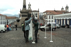 01-videocabine-aniversario-de-ouro-preto Montagem da Videocabine por Marcello Nicolato e Wesley Mauricio, na Praça Tiradentes, em Ouro Preto. Foto: Marianne Fonseca