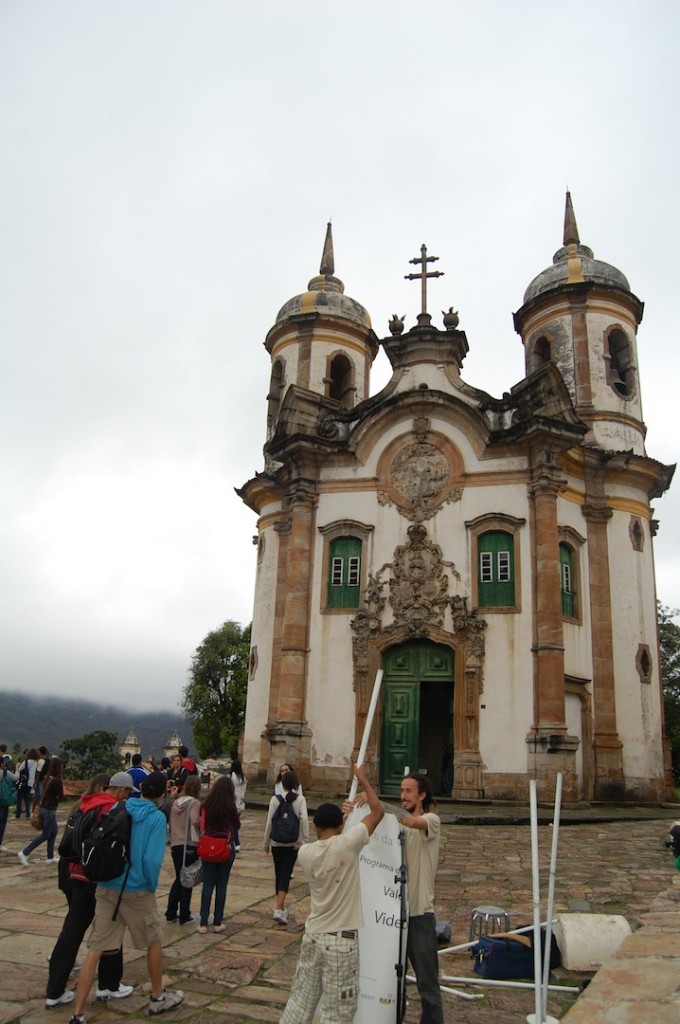 Montagem da videocabine no adro da Igreja São Francisco de Assis, em Ouro Preto.