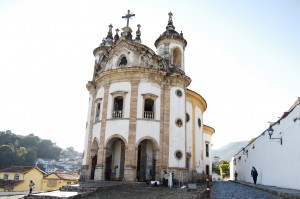 01dia-de-ns-rosa_rio-op Montagem da Videocabine por Marcello Nicolato, Cristiane Evangelista e Wesley Mauricio, no adro da Igreja Nossa Senhora do Rosário dos Pretos, no bairro Rosário, em Ouro Preto. Foto: Marianne Fonseca