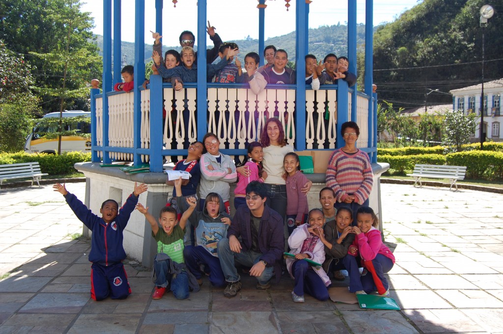 02-2c2ba-curso-de-video-para-comunidade-escolar-ouro-preto Os alunos e professores do 2º Curso de Vídeo em Educação Patrimonial para Comunidade Escolar com a equipe do Vale Registrar, no dia 24 de maio de 2011 na Praça Cesário Alvim, em Ouro Preto.