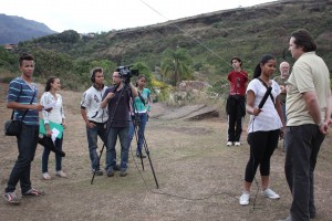 02-3c2bacursovpcjovens Os alunos do 3º Curso de Vídeo sobre Patrimônio Cultural para Jovens gravam o depoimento do senhor Leandro Henrique dos Santos, para a produção do vídeo “Mina da Passagem: uma riqueza além do ouro”. Local: Mina da Passagem – Passagem de Mariana – Mariana Data: 04.10.11 Foto: Marcello Nicolato