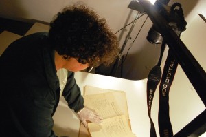 02-digitalizacao Josanne Simões, assessora técnica do Núcleo de História Oral do Vale Registrar, seleciona documento da Companhia Industrial Ouropretana para ser fotografado, no Vagão de Oficina de Vídeo da Estação Ferroviária de Mariana. Foto: Marianne Fonseca