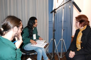 02-entrevista-monica-versiani-machado A entrevistada Mônica Versiani Machado fornece informações adicionais à estagiária Natália Severino, para a elaboração de notas de rodapé, sob supervisão do entrevistador Eder Melo, na Sala de Histórias da Estação Ferroviária de Ouro Preto. Foto: Wesley Souza