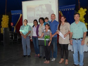 02-premiacao A aluna vencedora recebe os cumprimentos. Foto: Wesley Maurício