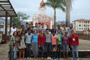 03-3c2bacursovpcjovens Os alunos do 3º Curso de Vídeo sobre Patrimônio Cultural para Jovens com os professores e a equipe do Vale do Registrar. Local: Plataforma da Estação Ferroviária de Mariana Data: 15.10.11 Foto: Eder Melo