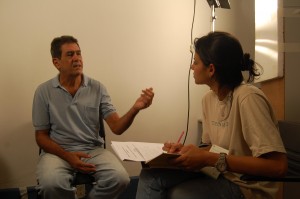 03-entrevista-jose-henrique-neves-12-04-11 José Henrique Neves presta informações complementares à estagiária Natália Severino. . Foto: Rafael Santos.