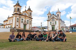 03-oficina-de-fotografia-digital-mariana2 O instrutor da 7ª Oficina de Fotografia Digital, Dimas Guedes, e seus alunos, na Praça Minas Gerais, em Mariana. Data: 30.08.13 Foto: Wesley Maurício