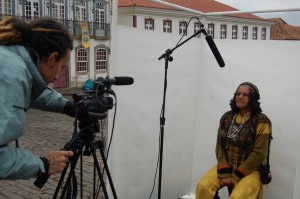 03-videocabine-aniversario-de-ouro-preto Marcello Nicolato grava o depoimento da senhora Efigênia dos Santos Gomes. Foto: Marianne Fonseca