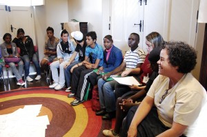 04-3c2bacursovpcjovens-marianne-260911 Os alunos do 3º Curso de Vídeo sobre Patrimônio Cultural para Jovens no processo de elaboração dos roteiros dos vídeos, auxiliados por Josanne Guerra Simões do Núcleo de História Oral do Vale Registrar e a professora Mariana Zanchetta. Local: Sala Multiuso – Estação Ferroviária de Ouro Preto Data: 26.09.11 Foto: Marianne Fonseca