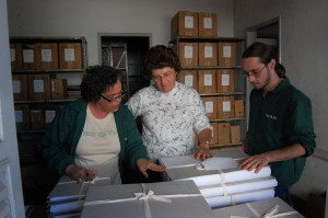 04-devolucao Em Itaúna, Minas Gerais, os pesquisadores Josanne Simões e Eder Melo, do Núcleo de História Oral do Vale Registrar, fazem a devolução dos documentos pesquisados da Companhia Industrial Ouropretana a Patrícia Gonçalves Nogueira, gerente administrativa da Massa Falida da Companhia Industrial Itaunense. Foto: Wesley Maurício
