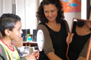 A arte-educadora da PICTOZ, Cristiane Zago, apresenta o aparelho de animação “Zootrópio” .