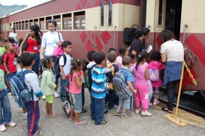 em-dom-luciano-ed-infantil-15-04-10-tamara-marques-14 Crianças embarcando no Trem da Vale. Participantes do Circuito Rede de Ensino.